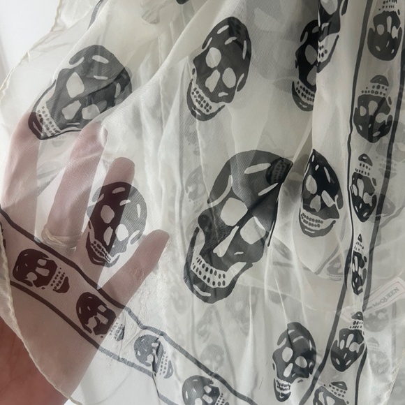 Alexander McQueen silk skull scarf black and cream - Picture 7 of 8